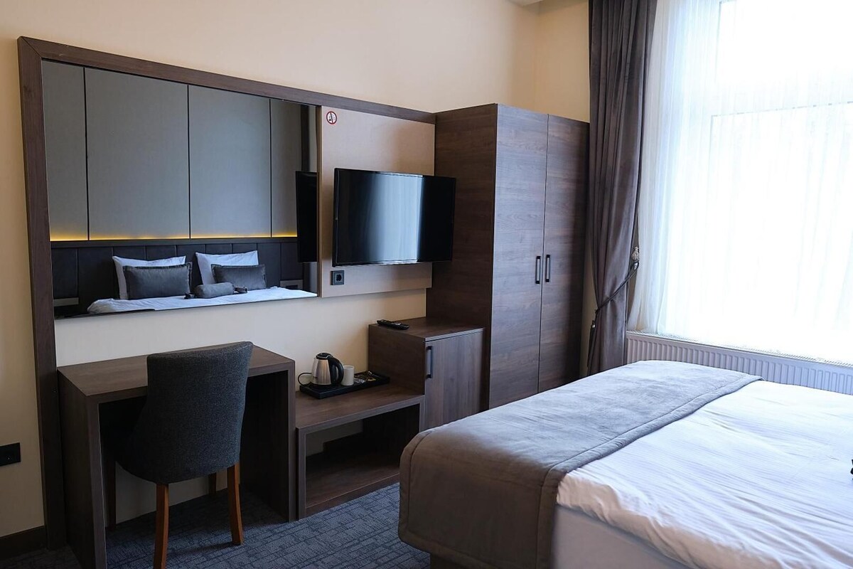 Deluxe Double Room (Doppelzimmer Deluxe) | In-room safe, desk, laptop workspace
