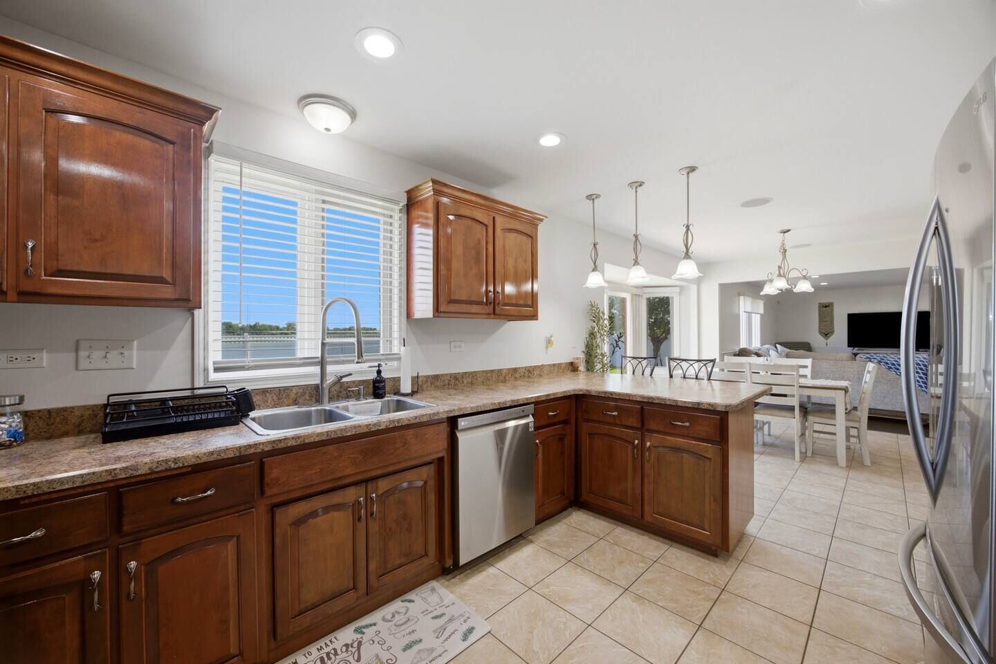 Coffee/tea maker, fridge, microwave, stovetop