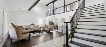Sleeps 17 | Free Parking | Spacious 5BR | Chicago