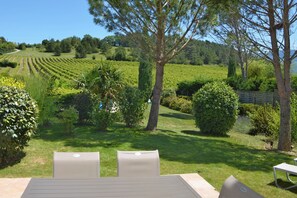 Outdoor dining - Les Cerisiers 1 Vacation Rentals: The Lavande Vacation Rental, Nestled in Nature Near the Drôme River (Mirabel-et-Blacons)
