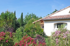 Exterior detail - Les Cerisiers 1 Vacation Rentals: The Lavande Vacation Rental, Nestled in Nature Near the Drôme River (Mirabel-et-Blacons)