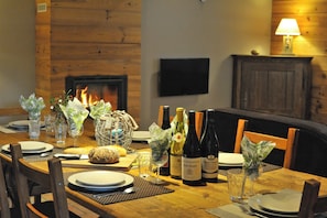 Dining - Les Cerisiers 1 Vacation Rentals: The Lavande Vacation Rental, Nestled in Nature Near the Drôme River (Mirabel-et-Blacons)