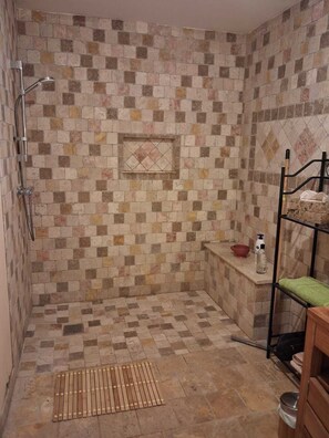 Bathroom - Vrbo Property (La Rivière-Saint-Sauveur)