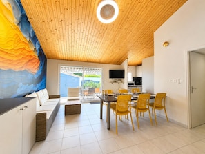 Dining - House for 6 people, Beach 150 m away, Terrace, Garage, Wi-Fi & Outdoor Shower (Saint-Hilaire-de-Riez)