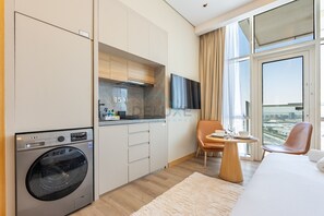 Kühlschrank, Mikrowelle, Herdplatte, Wasserkocher