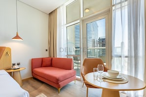TV - Charming Studio with a Skyline View Balcony, Easy Access to Main Roads (Dubai)