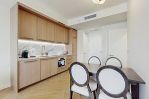 Private kitchen - Stylish condo with rooftop pool, balcony & walkable dining (Miami)