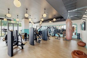 Fitness facility - Stylish condo with rooftop pool, balcony & walkable dining (Miami)