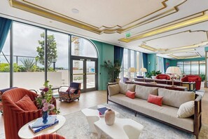 Living area - Stylish condo with rooftop pool, balcony & walkable dining (Miami)