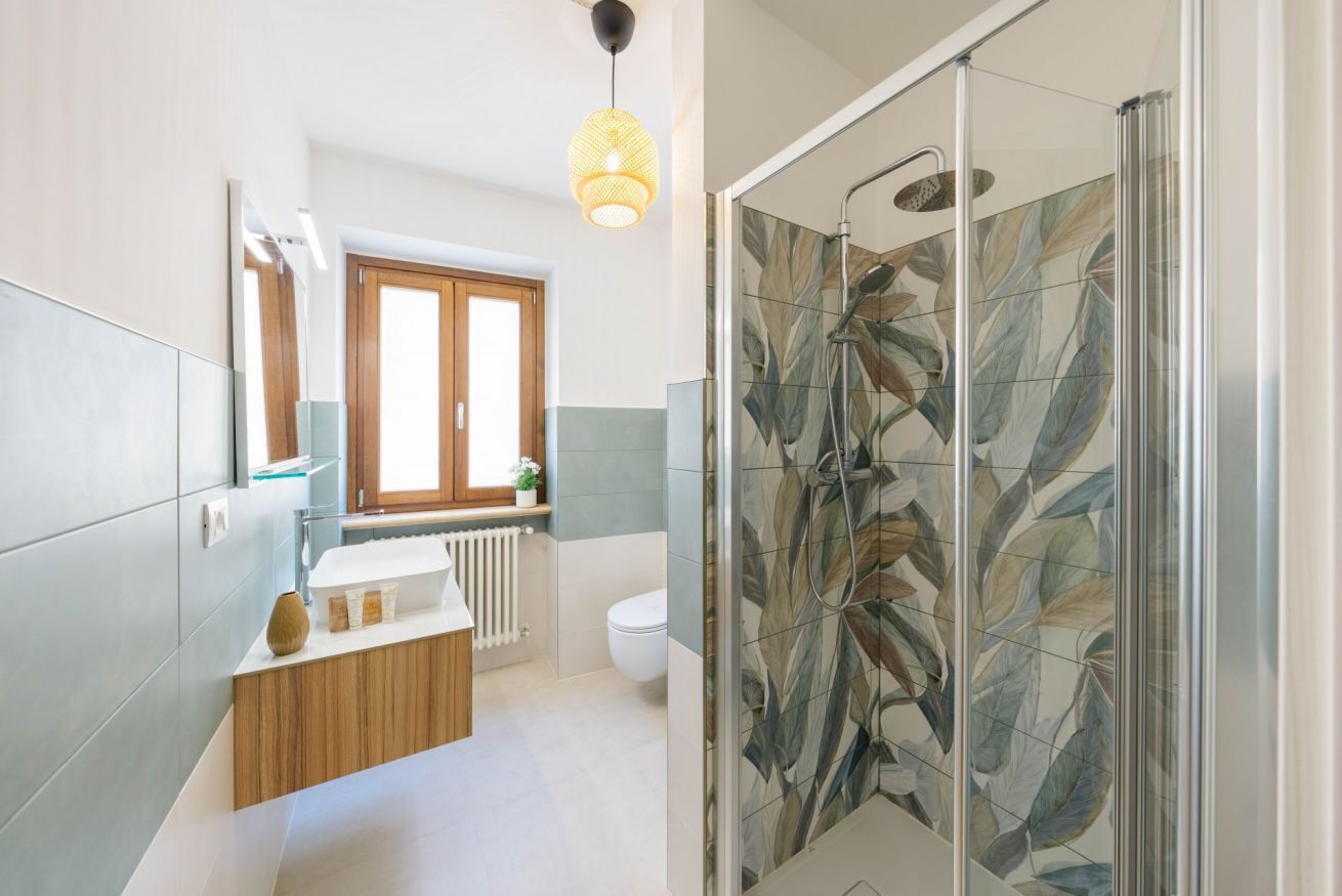 Douche, bidet, serviettes fournies, shampoing