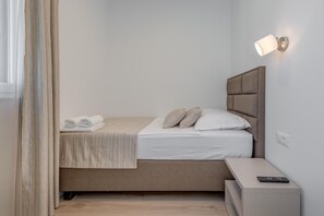 6 bedrooms, iron/ironing board, WiFi (free), bed sheets