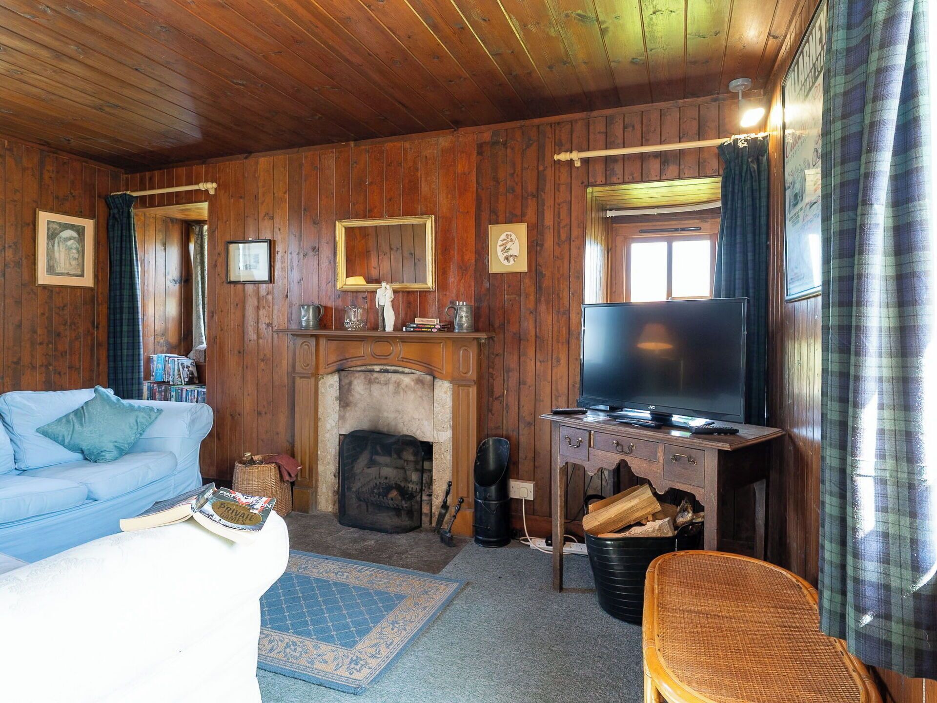 TV, fireplace