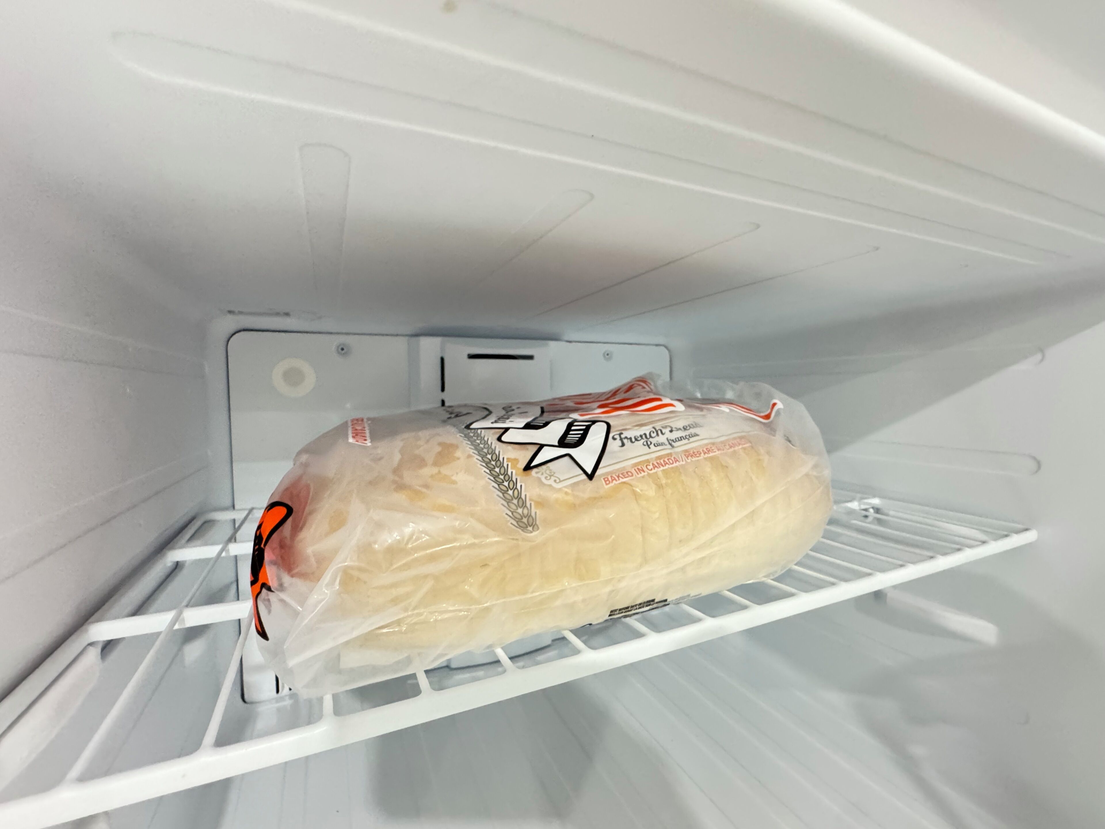 Ein Brot im Kühlschrank.