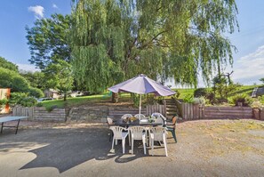 Outdoor dining - Charming house 6 guests, large garden & BBQ (Hénansal)