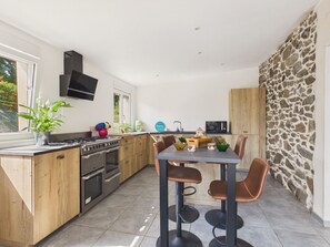 Coffee/tea maker, fridge, microwave, oven - Charming house 6 guests, large garden & BBQ (Hénansal)