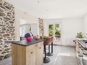 Coffee/tea maker, fridge, microwave, oven - Charming house 6 guests, large garden & BBQ (Hénansal)