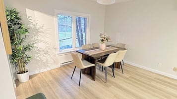 Apartment, 3 Bedrooms, Balcony | Dining