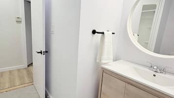 Apartment, 3 Bedrooms, Balcony | Bathroom