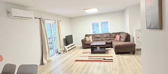 ที่พักส่วนตัวสมัยใหม่ 3 ห้องนอน ใกล้ทะเลสาบยาว ประมาณไม่กี่นาทีถึงตัวเมือง  