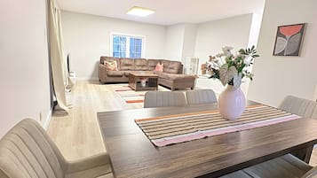 Apartment, 3 Bedrooms, Balcony | Dining room