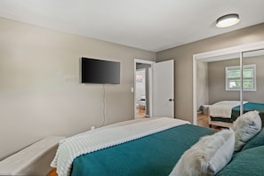 5 bedrooms, iron/ironing board, WiFi, bed sheets -  Group Getaway 5BR/2BA Lake Springfield Sleeps 12 Fire Pit & BBQ (Springfield)