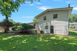 Exterior -  Group Getaway 5BR/2BA Lake Springfield Sleeps 12 Fire Pit & BBQ (Springfield)