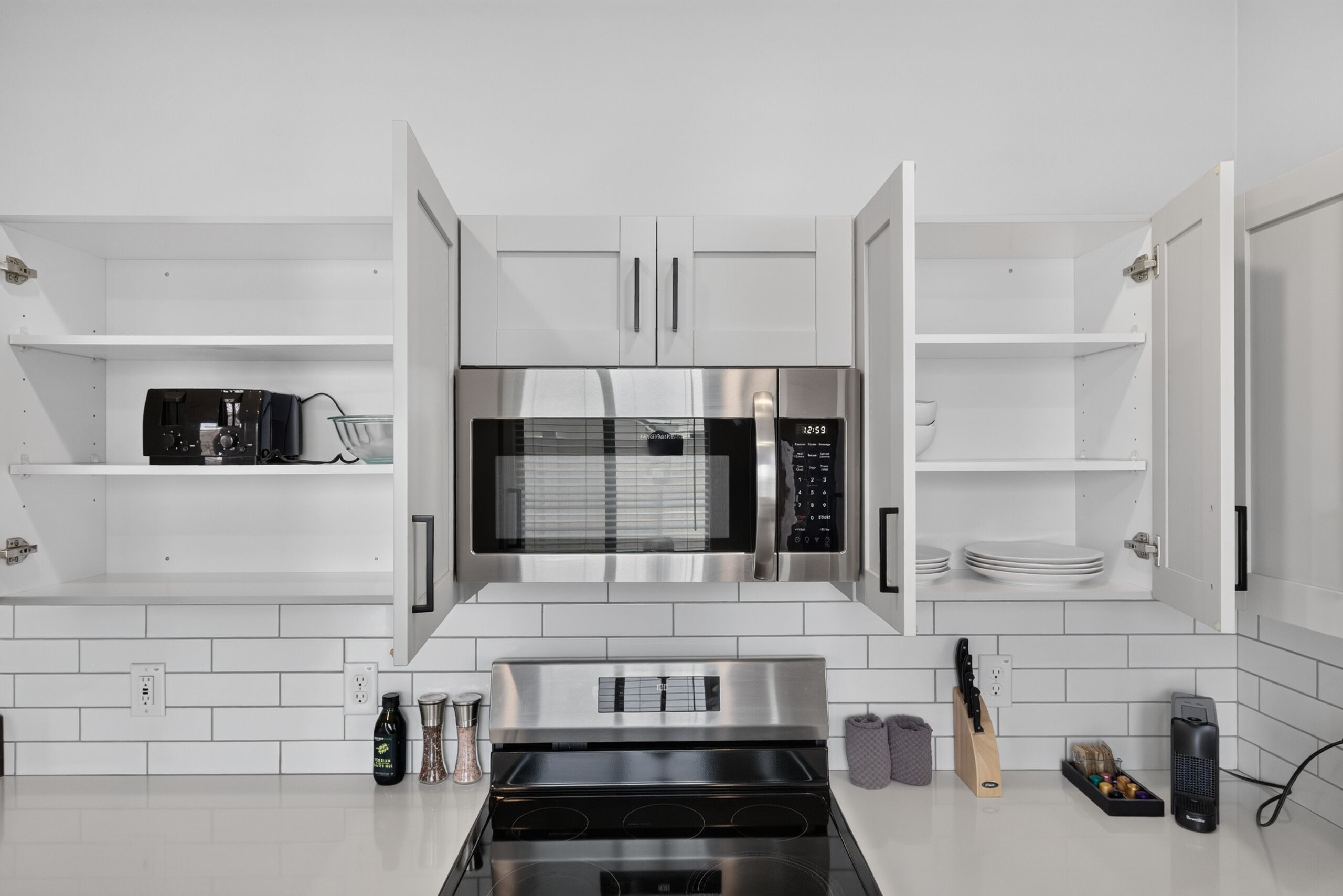 Lemari es besar, microwave, oven, dan kompor
