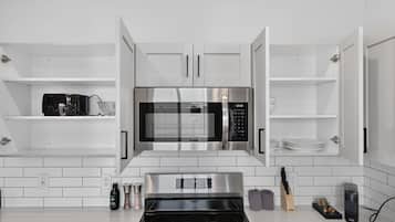 Lemari es besar, microwave, oven, dan kompor