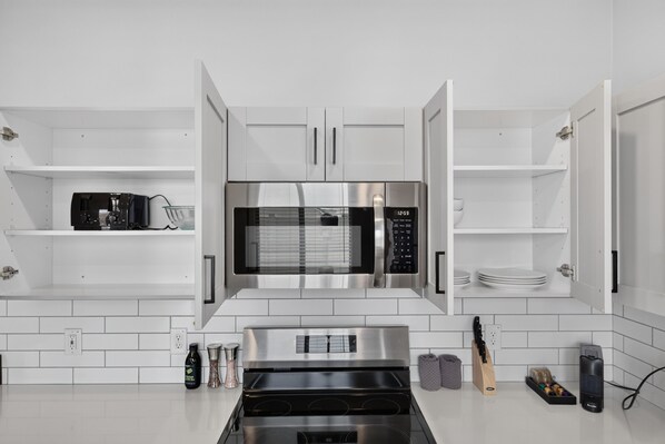 Refrigerador con congelador, microondas, horno y parrilla de estufa 