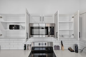 Geladeira grande, micro-ondas, fogão, cooktop