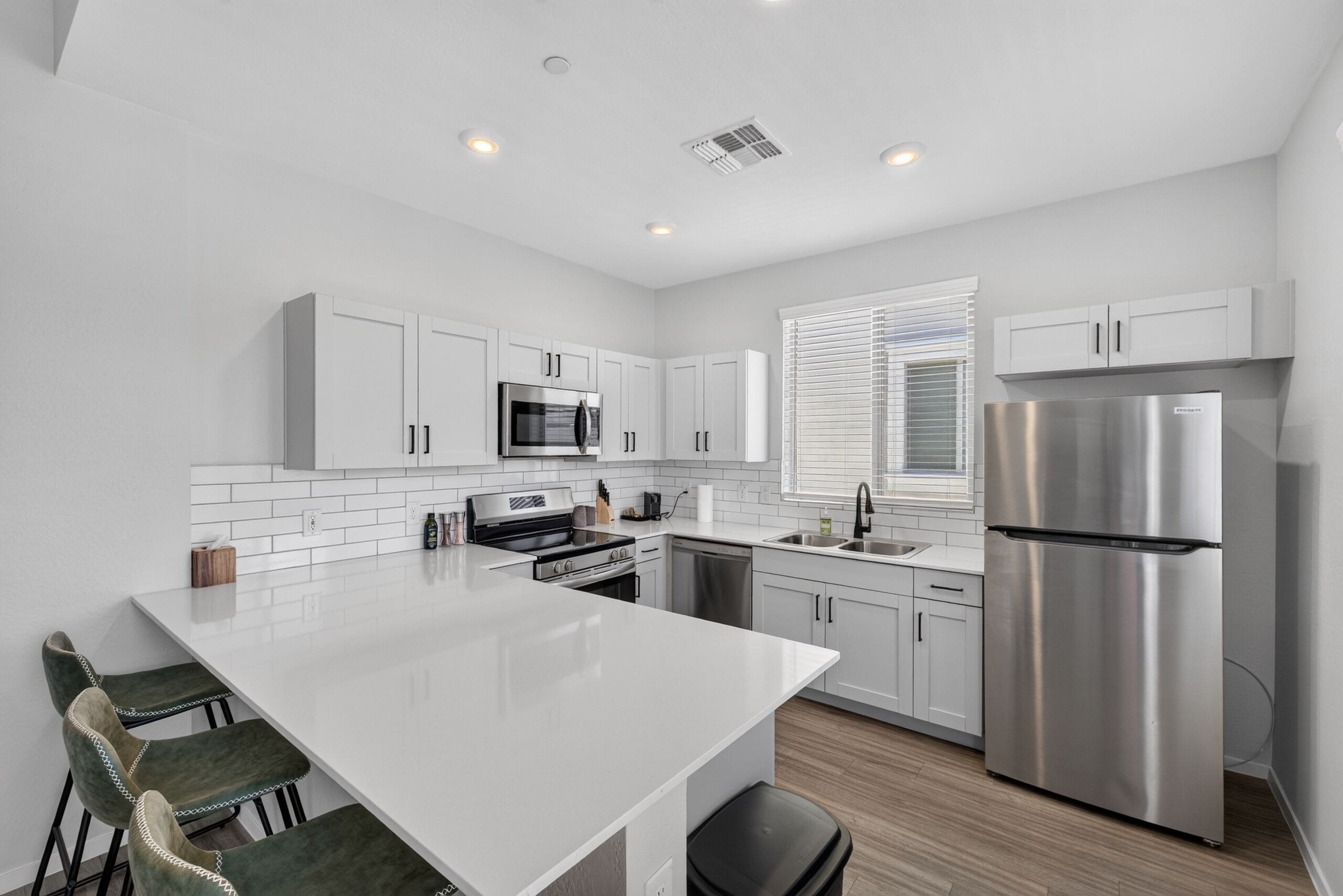 Full-size fridge, microwave, oven, stovetop