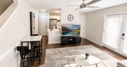 The Crestline Stay | Hoover Townhome 2BR U4