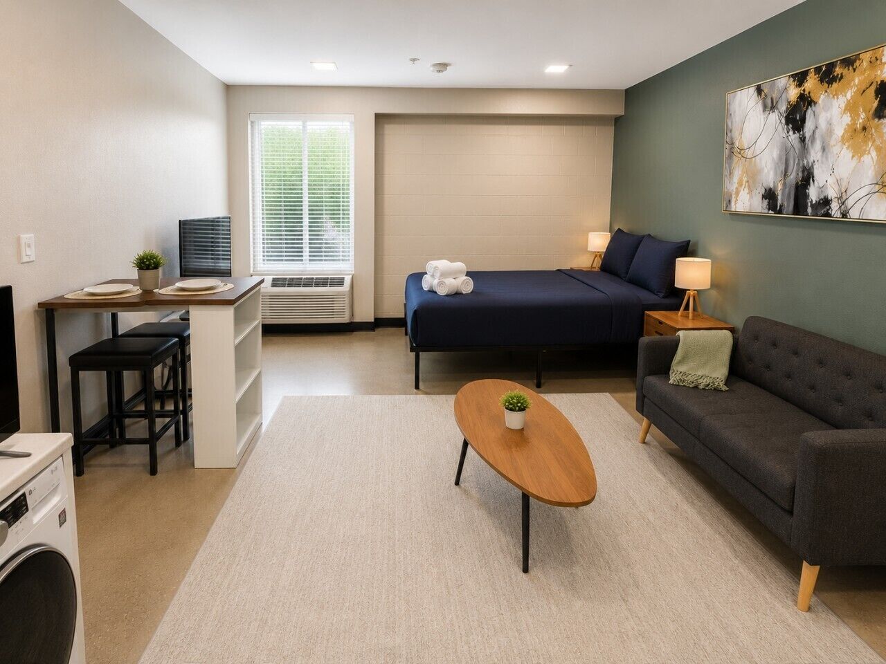 1 chambre, bureau, fer et planche à repasser, lit parapluie