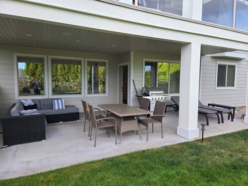 Bright, new and quiet suite that is pet friendly.