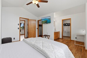Desk, WiFi, bed sheets - Huckleberry Corner | Quick Drive to Lakes! (Hayden)