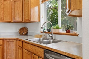 Coffee/tea maker, fridge, microwave, oven - Huckleberry Corner | Quick Drive to Lakes! (Hayden)