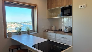 Wasserkocher mit Kaffee-/Teezubehör, Kühlschrank, Mikrowelle, Ofen