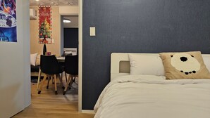 Ein Schlafzimmer mit einem Bett, einem Schreibtisch und einem Stuhl.