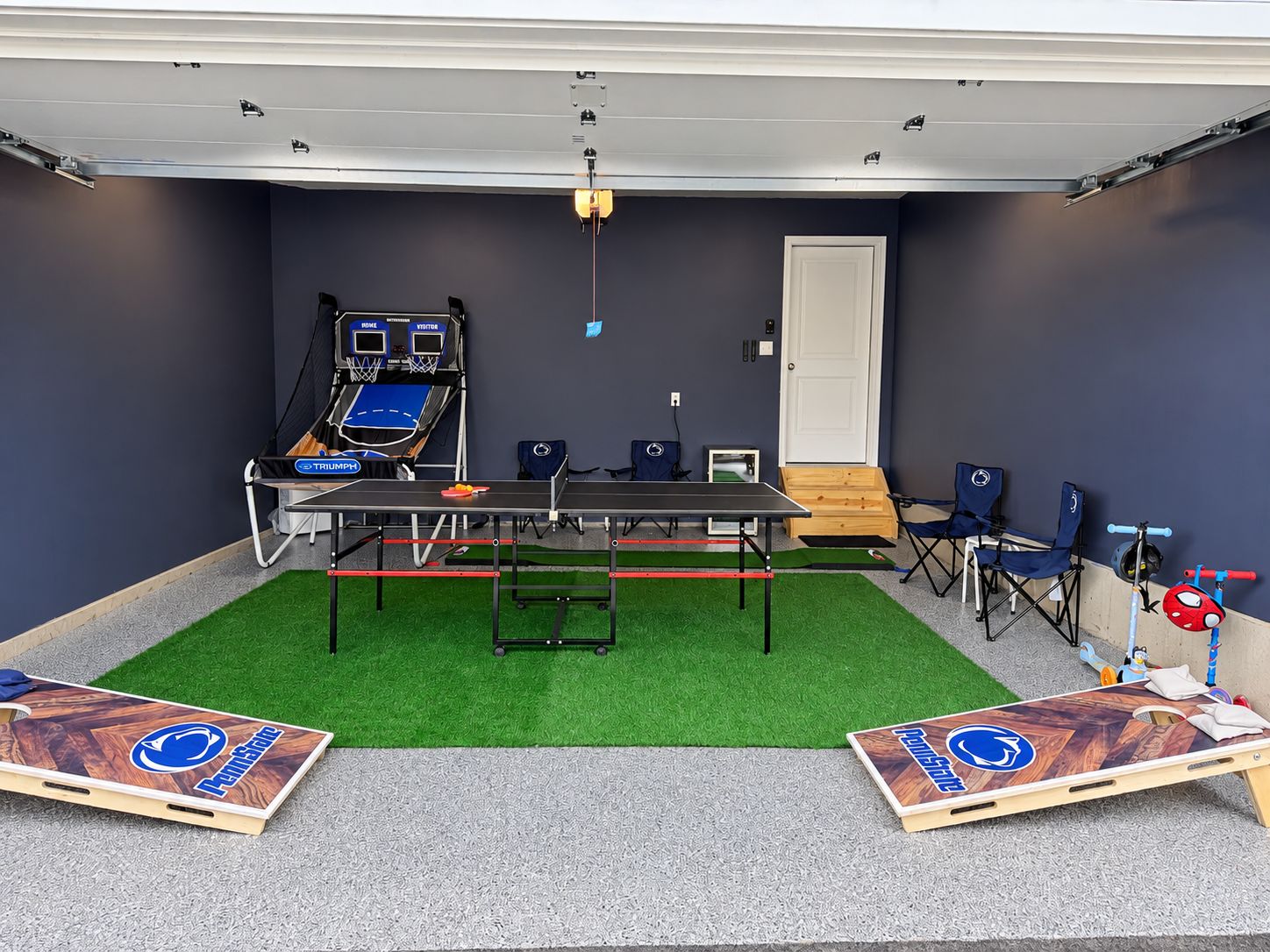 Ein Zimmer mit einem Tischtennisplatten, Stühlen und einer Tischtennisplatte mit einem Logo.
