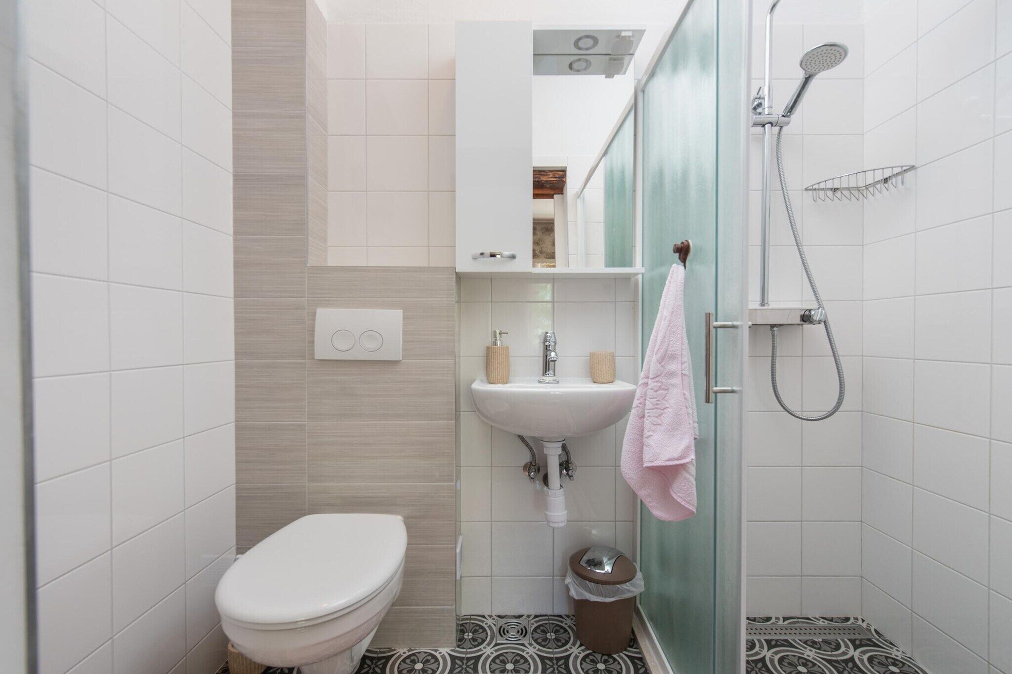 Ein Badezimmer mit Toilette, Waschbecken und Dusche.