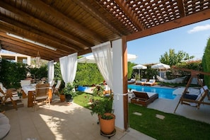 Outdoor dining - Villa Elena Beach with 2 bedrooms, Heated Pool & Jacuzzi just 70m from Sea (Pigianos Kampos)
