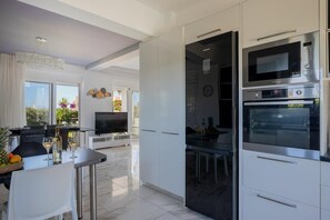 Kühlschrank, Mikrowelle, Ofen, Herdplatte