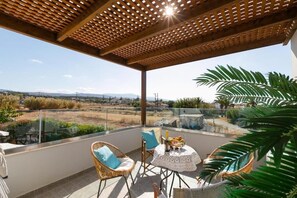 Outdoor dining - Villa Elena Beach with 2 bedrooms, Heated Pool & Jacuzzi just 70m from Sea (Pigianos Kampos)