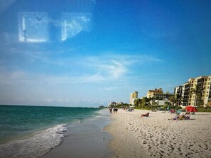 Beach - Superb Beach Front Resort with 2 bedrooms and 2 bathrooms (Naples)