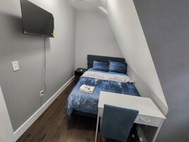 Basic Room | Desk, laptop workspace, iron/ironing board, WiFi (free)