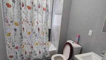 Basic Single Room | Bathroom | Towels, soap, shampoo, toilet paper