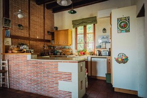 Private kitchen - "Maison Tranquille," for family and friends, on the Loire River, in the heart of the village. (Mauges-sur-Loire)