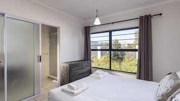Deluxe Apartment, Garden View | Iron/ironing board, free WiFi