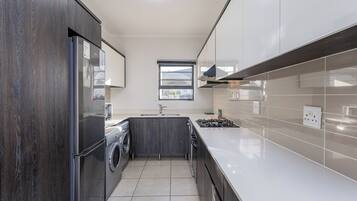 Deluxe Apartment, Garden View | Private kitchen
