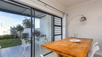 Deluxe Apartment, Garden View | Dining